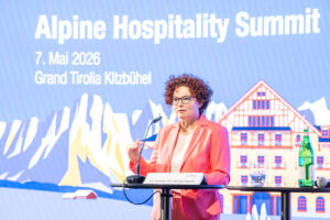 Staatssekretärin Elisabeth Zehetner am Podium des Alpine Hospitality Summits 2026